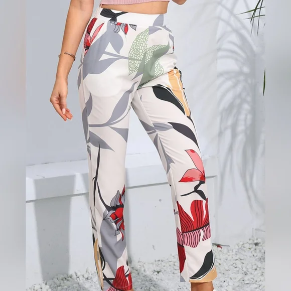 Floral Print Women's Cropped Pants - Picture 4 of 8